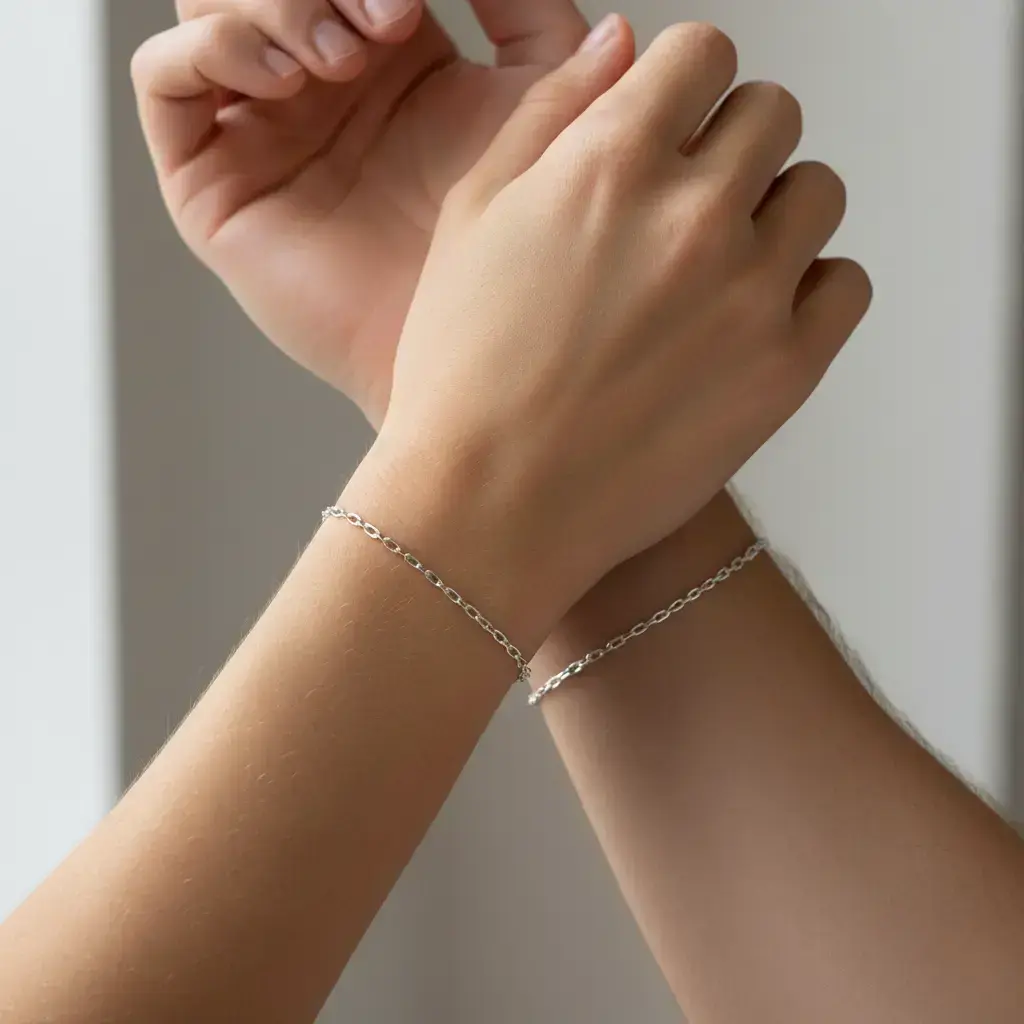 Bracelet permanent argenté en acier 316L porté au poignet