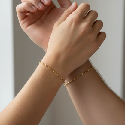 Bracelet permanent doré en acier 316L porté au poignet