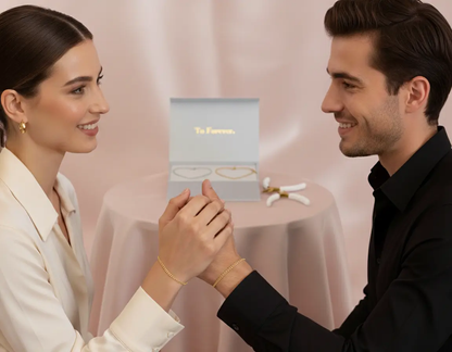 Couple portant des bracelets permanents dorés Madiora assortis