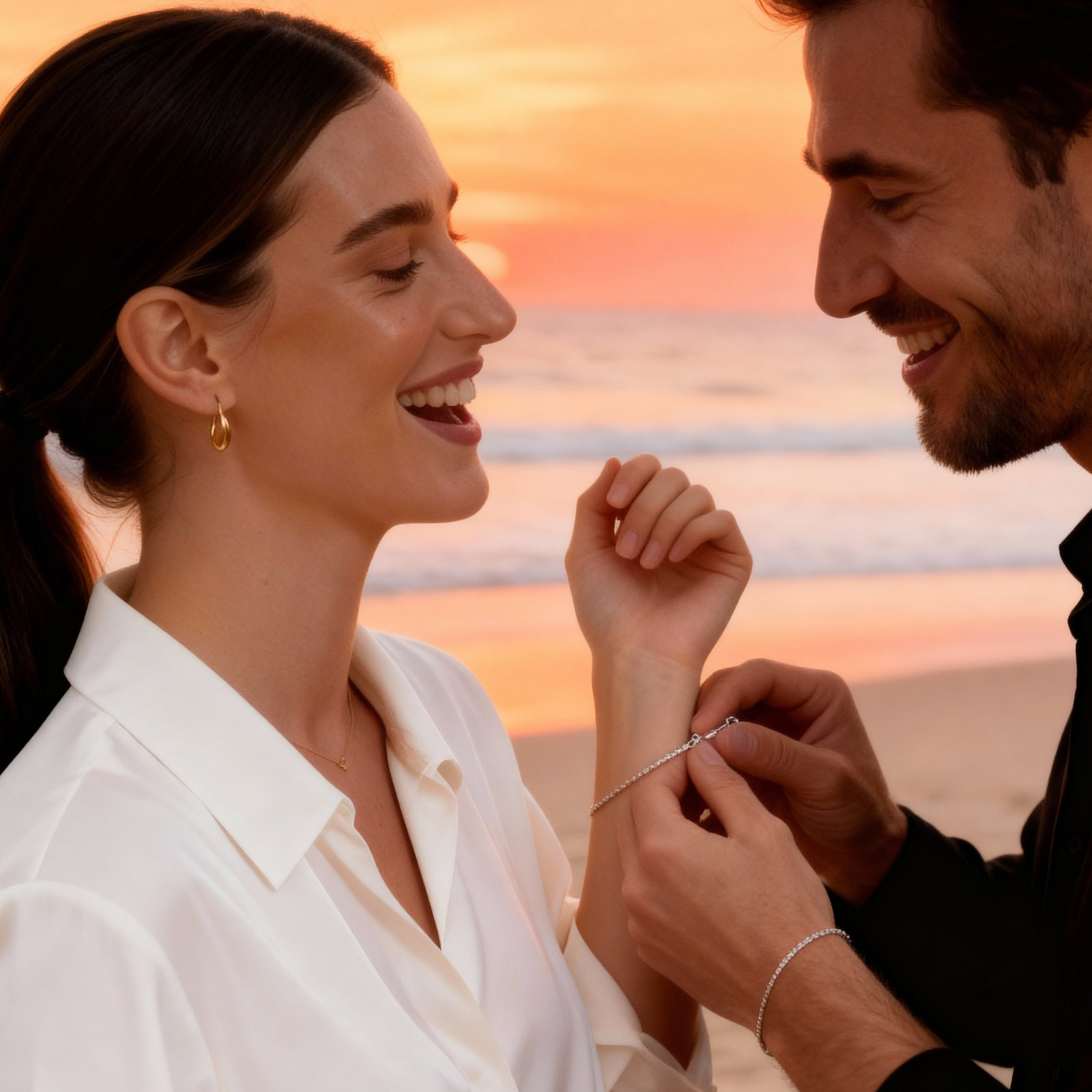 Couple portant bracelets permanents argentés assortis Madiora