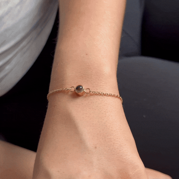 Animation montrant l'intérieur de la perle du bracelet avec une photo personnalisée visible en regardant dedans.