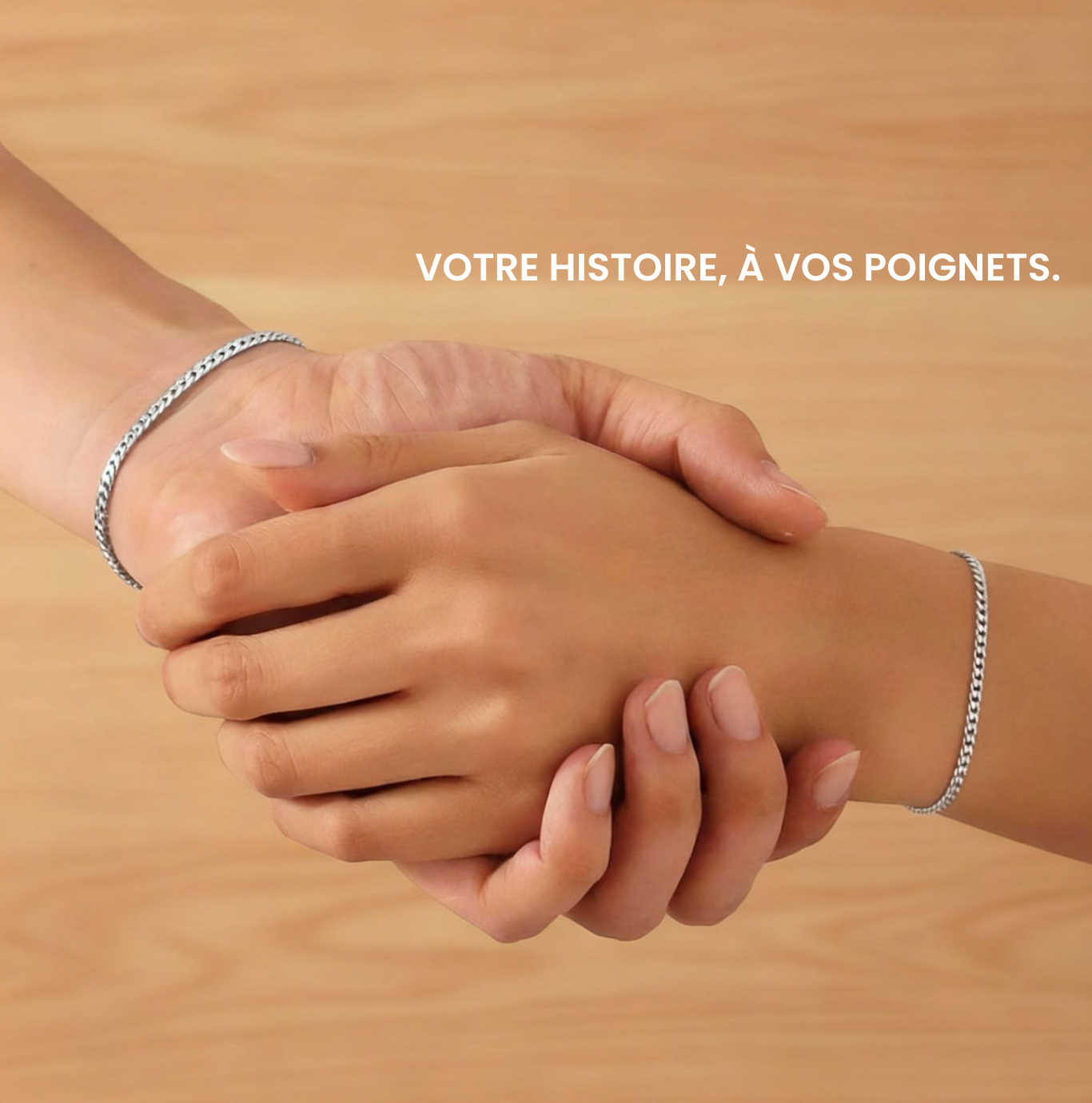 Mise en situation de bracelets soudés permanents argentés portés au poignet, tendance bijoux inséparables.