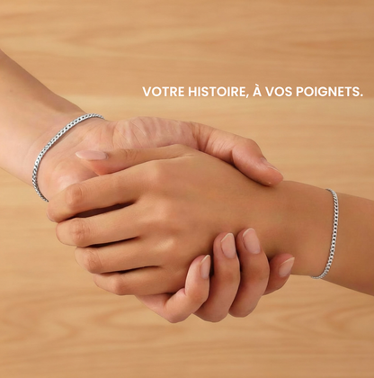 Mise en situation de bracelets soudés permanents argentés portés au poignet, tendance bijoux inséparables.