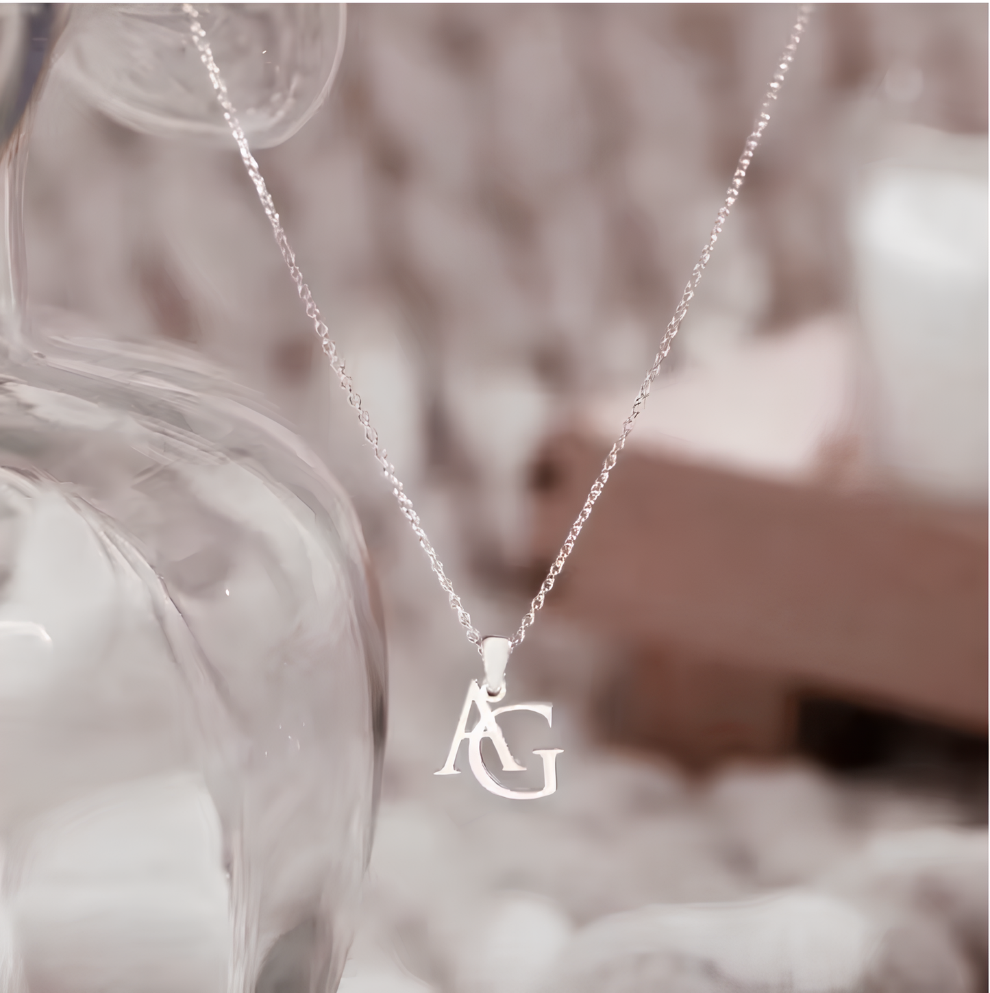 Collier en argent avec deux initiales personnalisables au choix, bijou élégant et minimaliste.