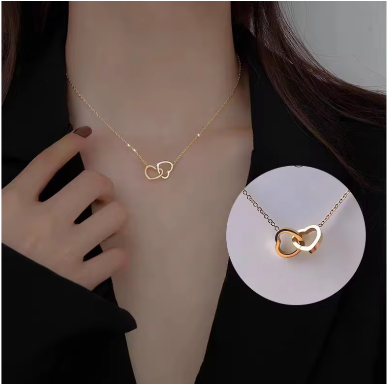 Collier personnalisé avec deux cœurs entremêlés doré porté autour du cou, bijou délicat pour femme.