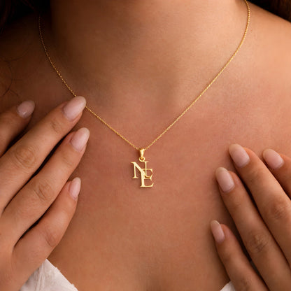 Collier couleur or avec deux initiales personnalisables au choix, bijou élégant avec lettres gravées.