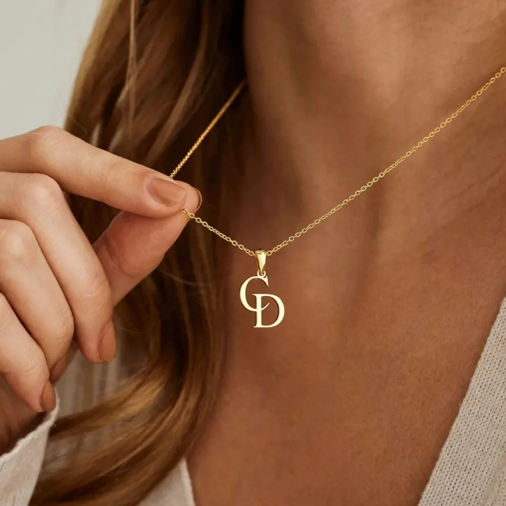 Collier couleur or avec deux initiales personnalisables au choix, bijou élégant avec lettres gravées.