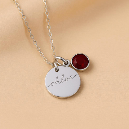 Collier avec médaillon argenté gravé du prénom de votre choix et pierre de naissance personnalisée.