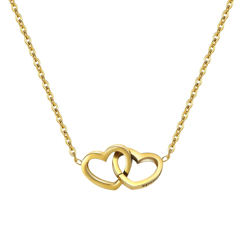 Collier couleur or avec deux cœurs entremêlés et prénoms personnalisables gravés à l'intérieur.