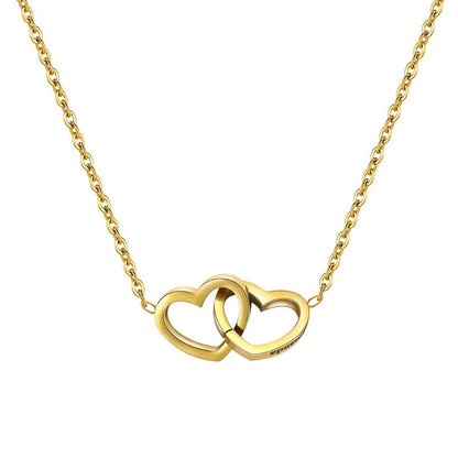 Collier couleur or avec deux cœurs entremêlés et prénoms personnalisables gravés à l'intérieur.
