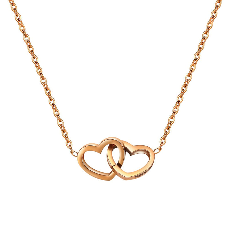 Collier couleur or rose avec deux cœurs entremêlés et prénoms personnalisables gravés à l'intérieur.