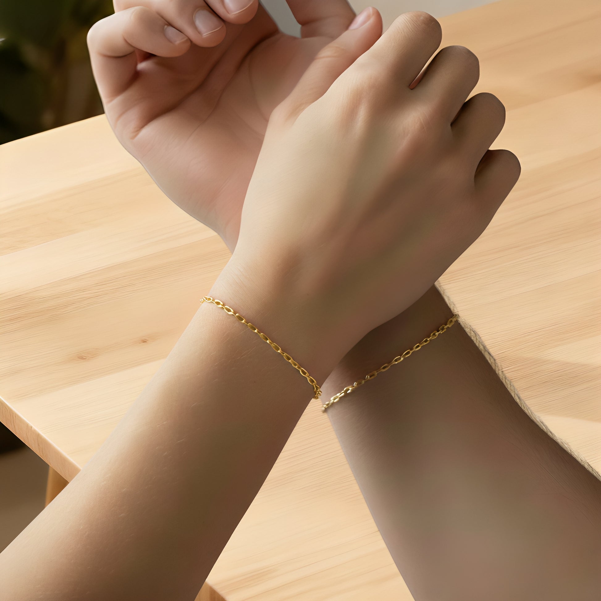 Main portant le bracelet permanent