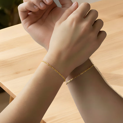 Main portant le bracelet permanent