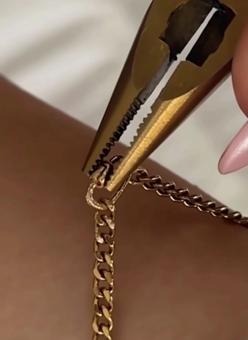 Utilisation pince pour fermer définitivement bracelet permanent étape 3